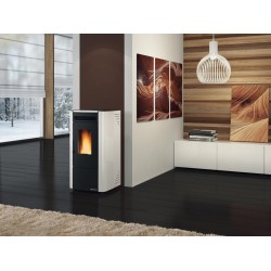 Nordica Extraflame Stufa a Pellet Ketty Evo 2.0  7 KW 187 MC Colore Bianca ambientata